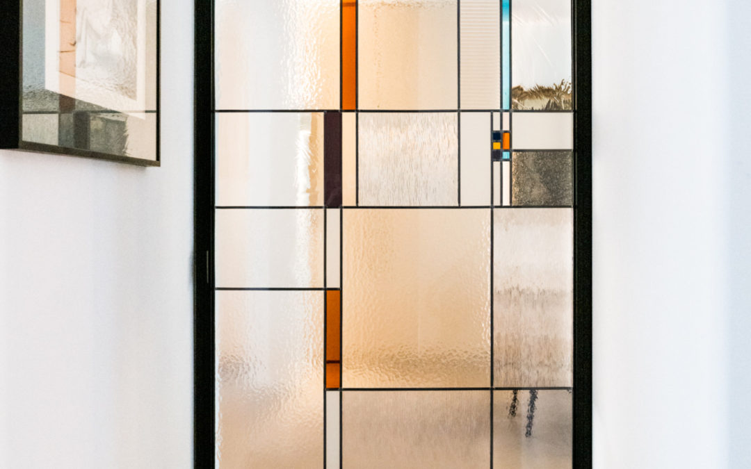 Moderne verbouwing van klassieke woning met glas-in-lood: “Zo mooi als in een museum”